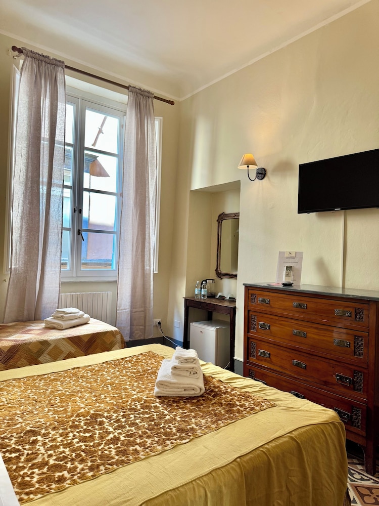 ROOM, TRIPLE, EXTERNAL BATHROOM