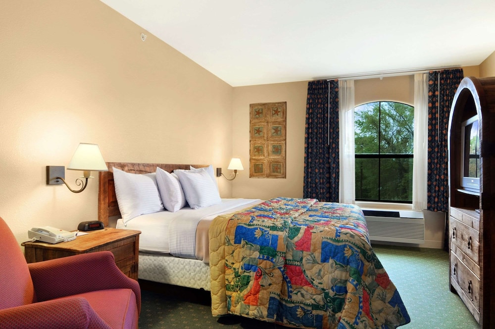 Days Inn Suites Llano 8/36