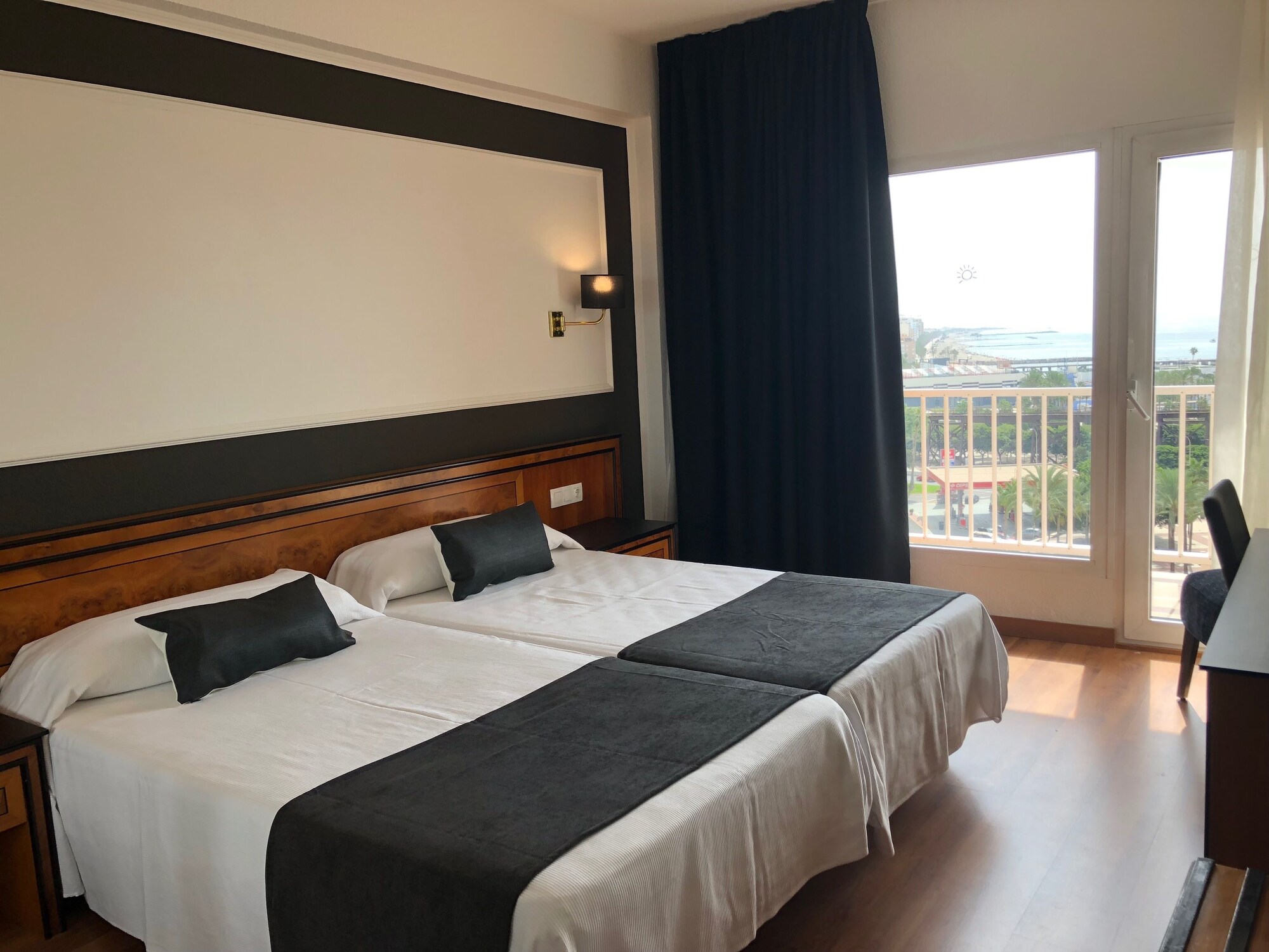 ROOM, DOUBLE BED