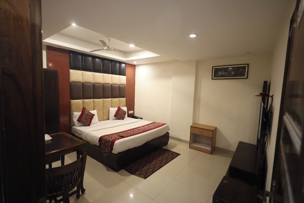 Hotel The Paramont Delhi 14/50