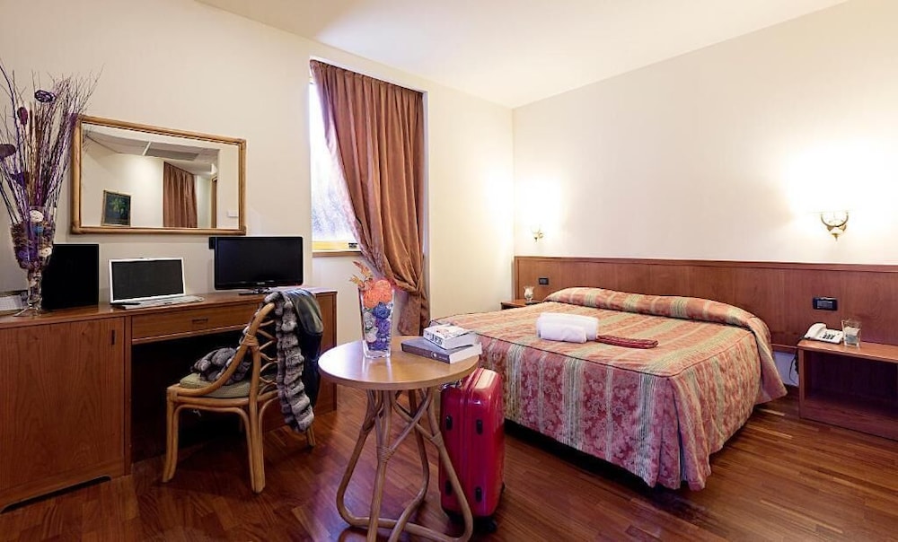 Hotel Tivoli 24/66