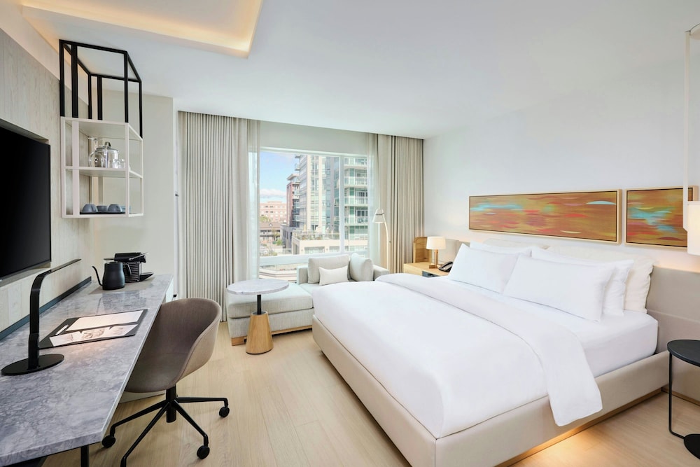 Studio, King Bed, Lake View, The Pearle Hotel & Spa, Autograph Collection 2/9