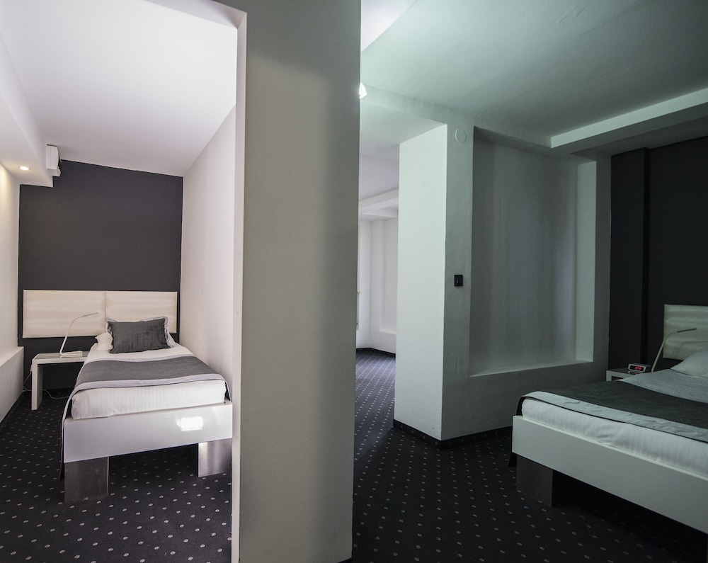 COOL ROOMS ZAGREB AIRPORT 15/62