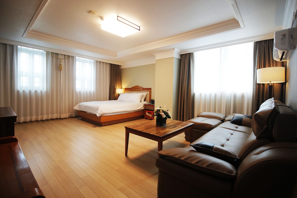 Empire Tourist Hotel 11/33