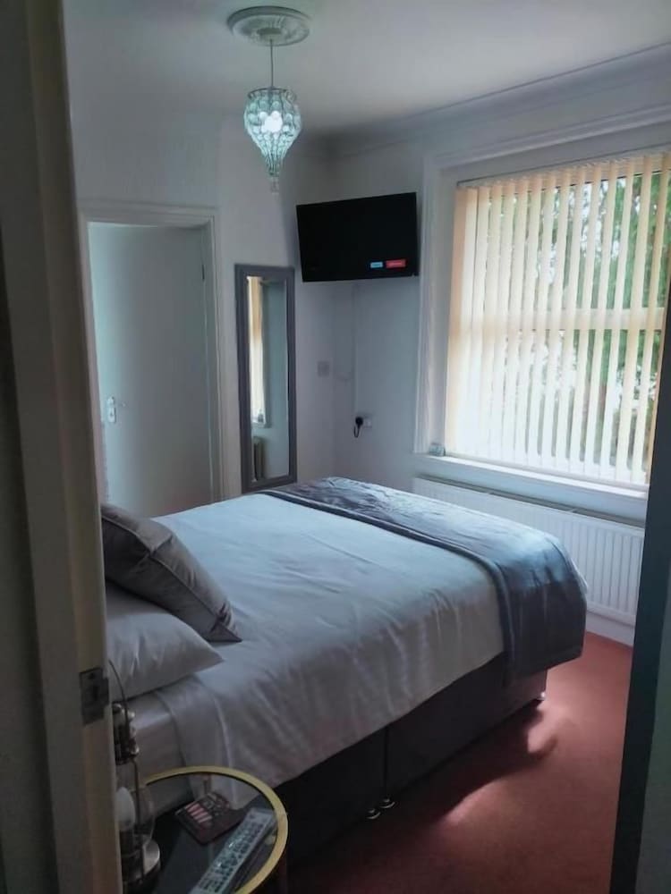 The Groveside Guest House 16/48