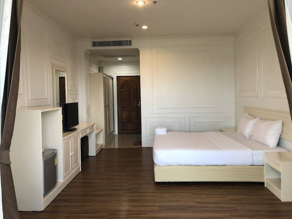 Golden Dragon Resort 3/43