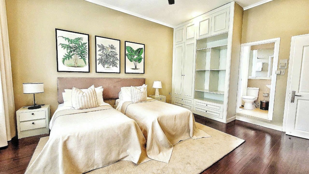 DELUXE, TWIN BEDS