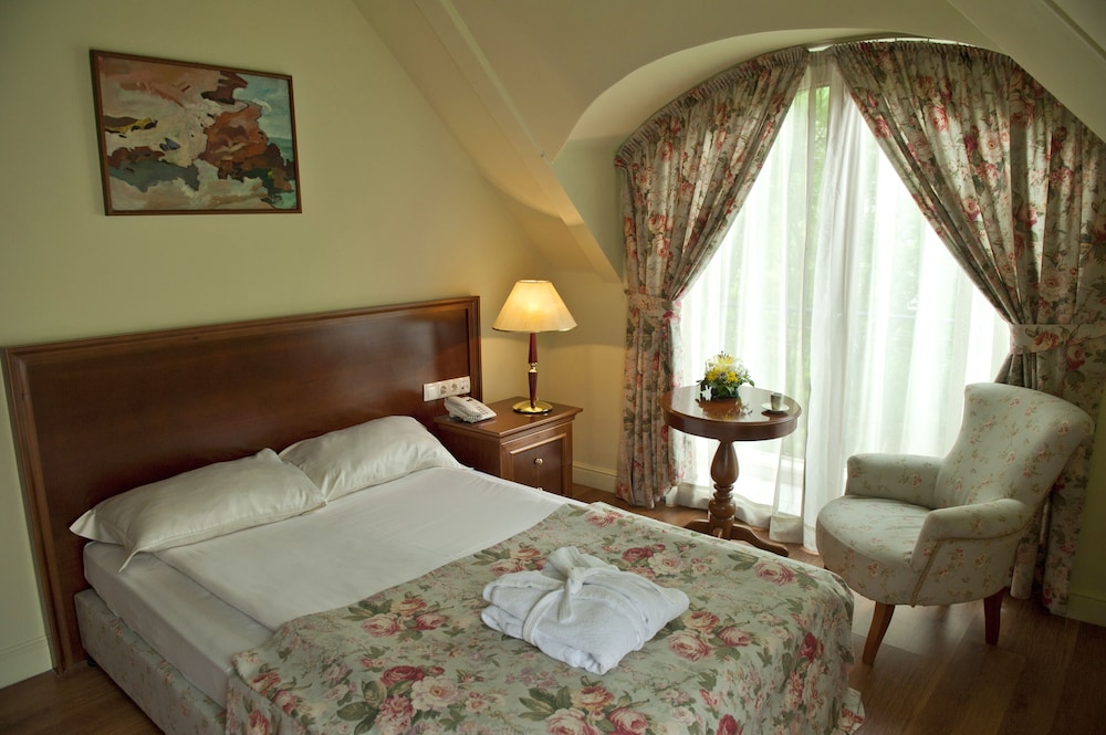 DELUXE, DOUBLE BED