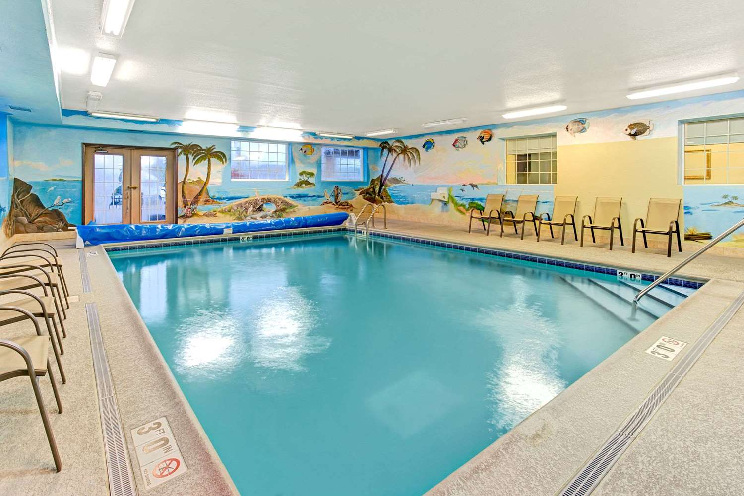 Super 8 by Wyndham Gurnee 14/17