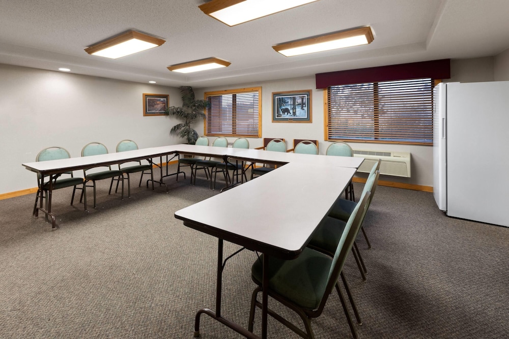 Shell Lake Lodge, a Travelodge by Wyndham 49/55