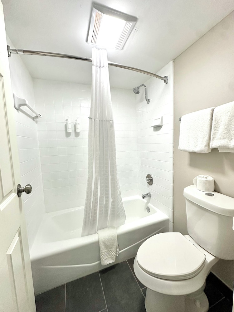 Days Inn & Suites by Wyndham Bossier City 40/50