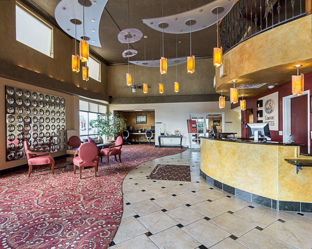 Comfort Suites Airport Wichita, KS 8/41