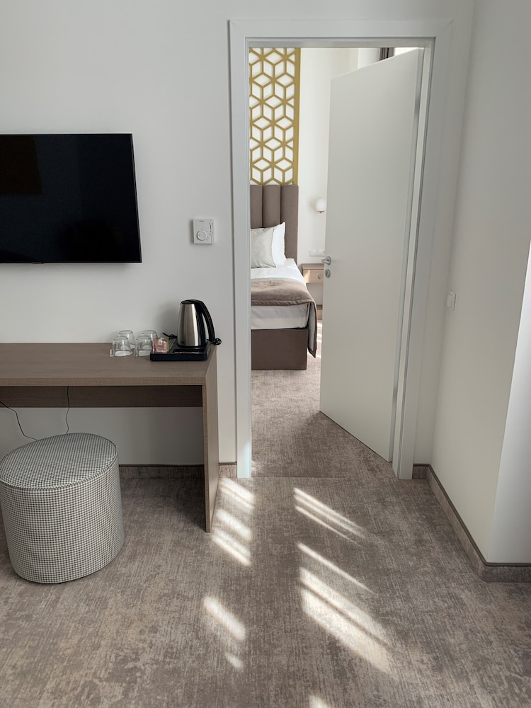 Mera Hotel 16/25