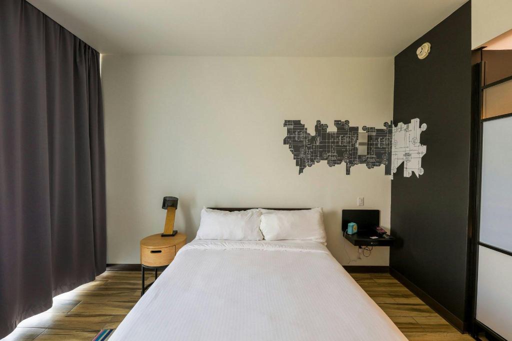 Aloft, Guest Room, Queen Bed