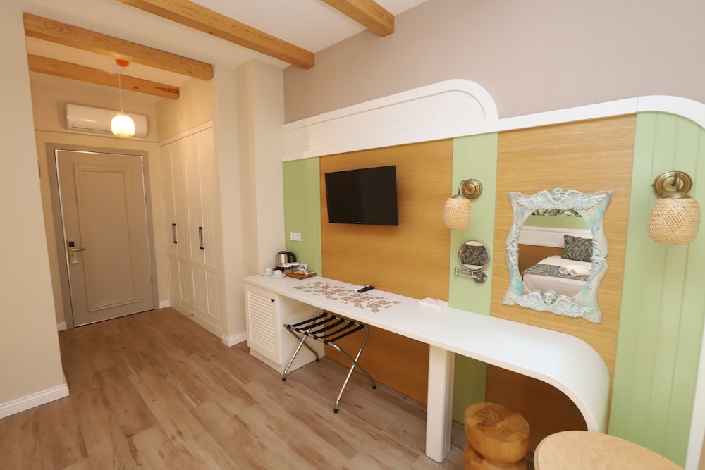 Dolphin Park Hotel 49/50