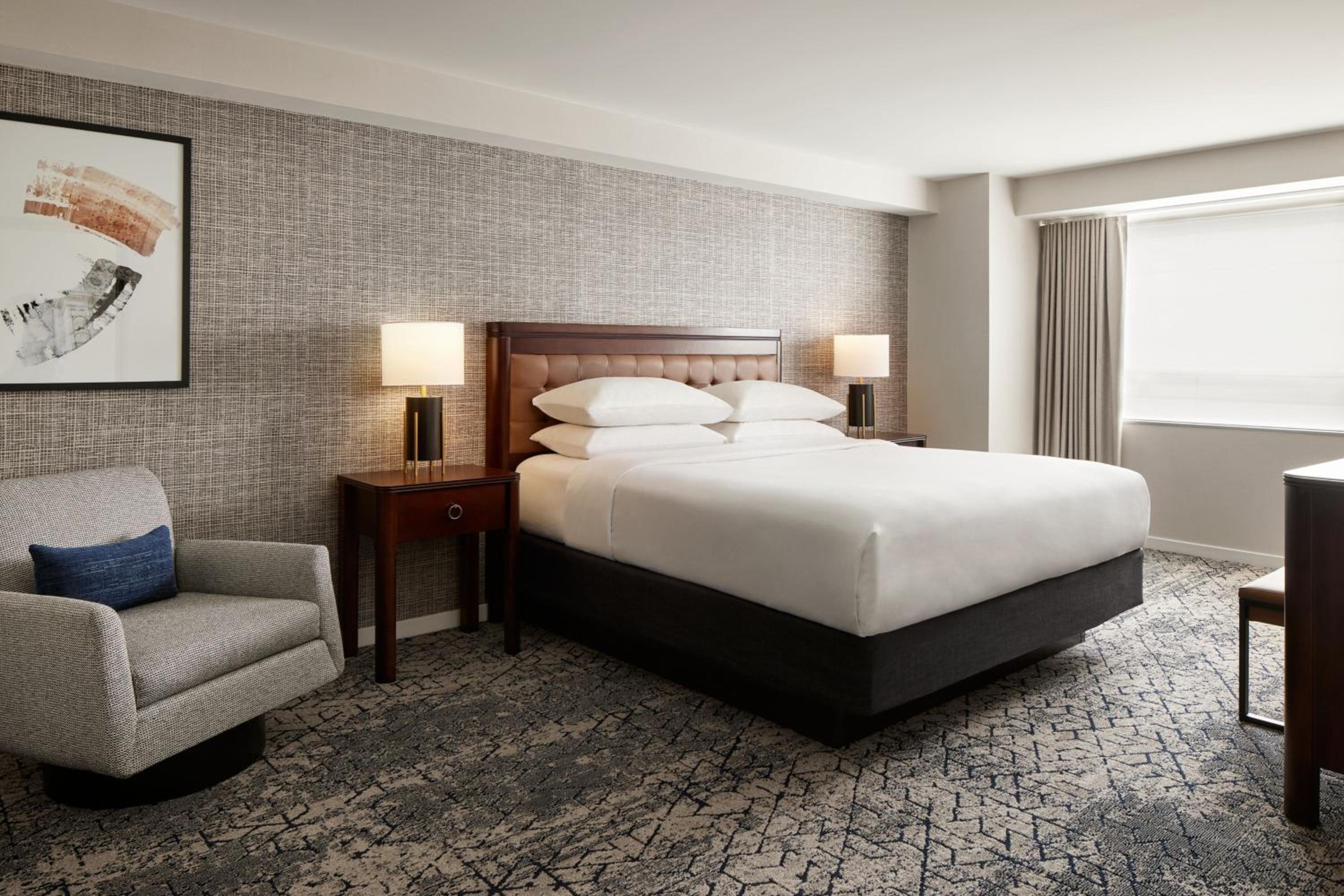 جناح بسرير كينج مع أريكة، Sheraton Valley Forge King of Prussia 2/4