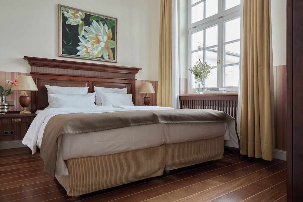 Junior Suite, King Bed, Country Side View