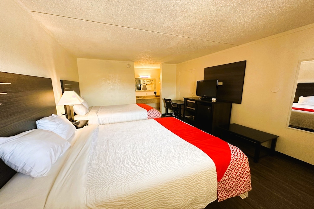 Oyo Hotel San Antonio Lackland AFB/Seaworld Hwy 90 W 26/52