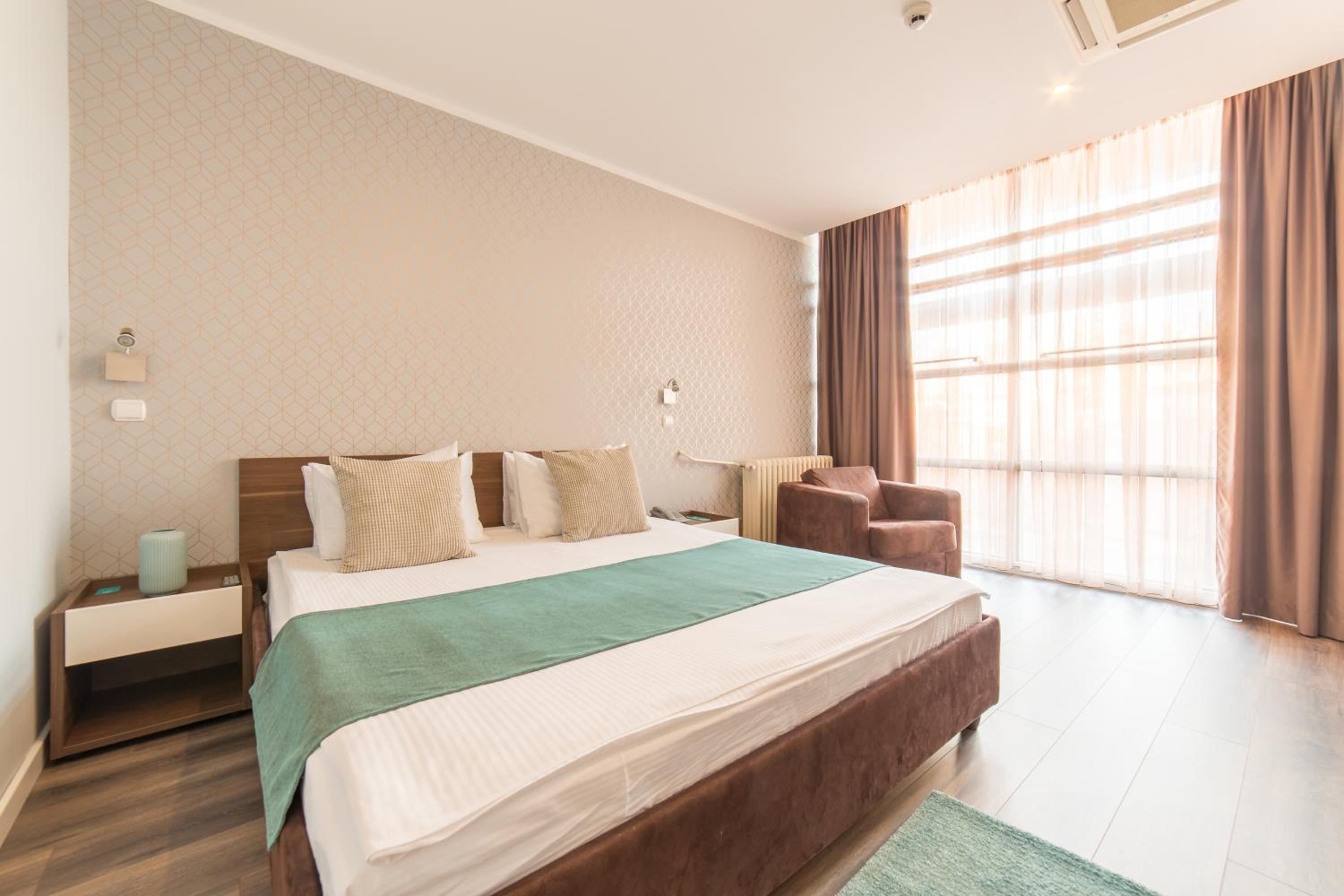 ROOM, DOUBLE BED