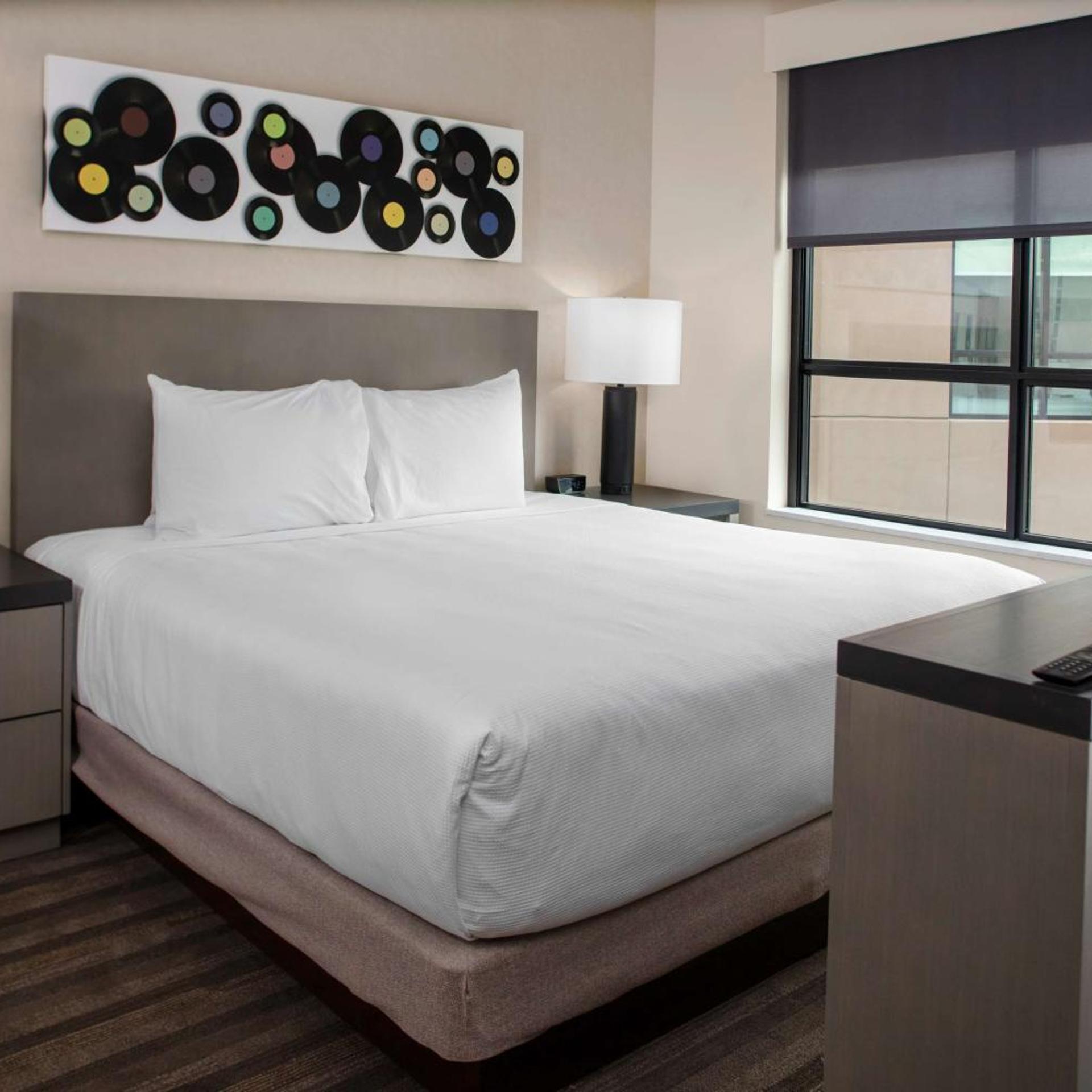 جناح استوديو بسرير كينج مع أريكة بمطبخ