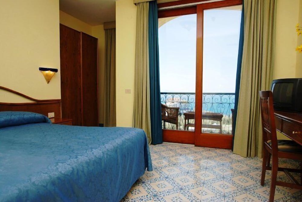 ROOM, DOUBLE BED
