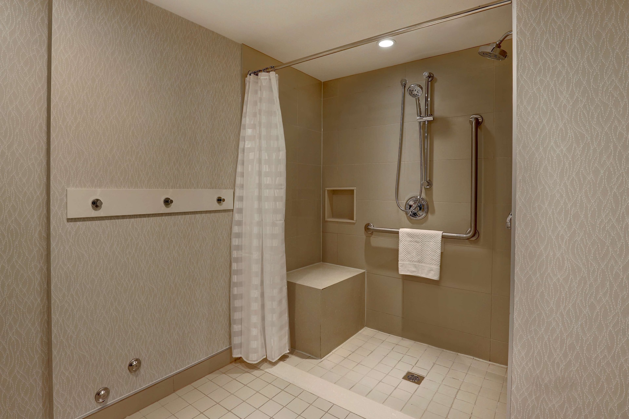 Suite, 2 Queen Beds, Canadian Falls View, Sofa, Accessible، Embassy Suites By Hilton Niagara Falls Fallsview 6/6