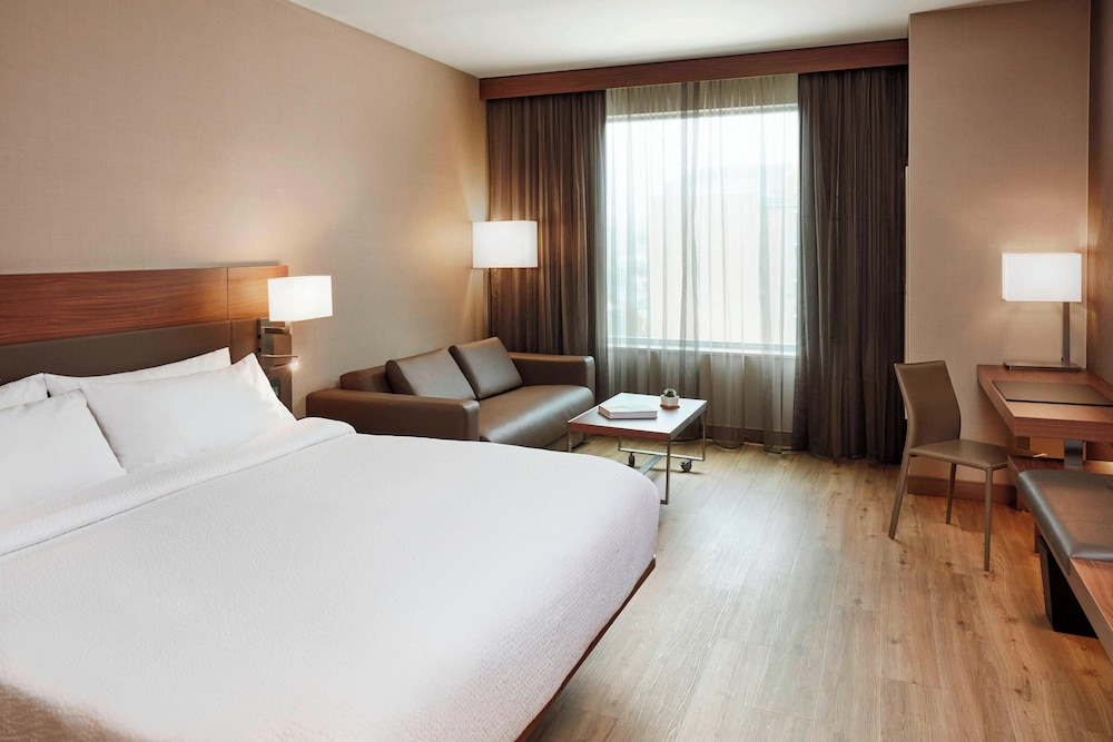 ROOM, KING BED