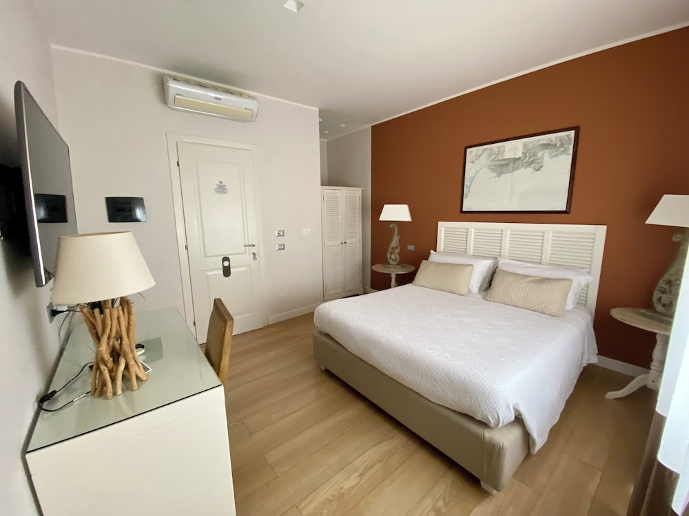 Suite 136 Luxury Rooms 6/50