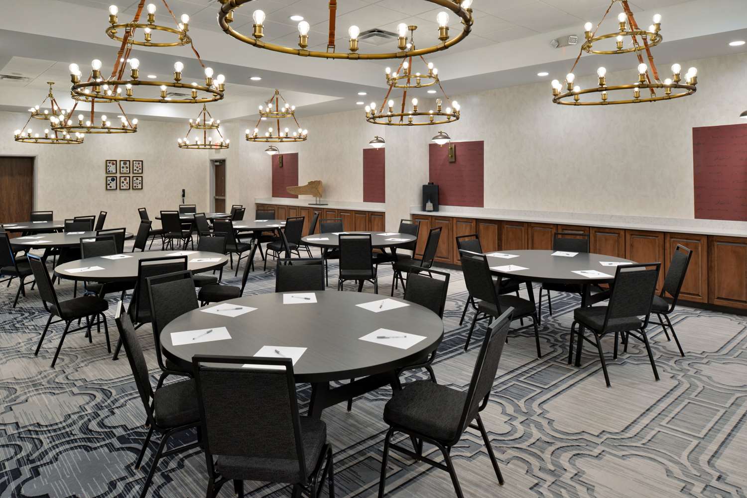 Hampton Inn & Suites Greensboro Downtown 21/25
