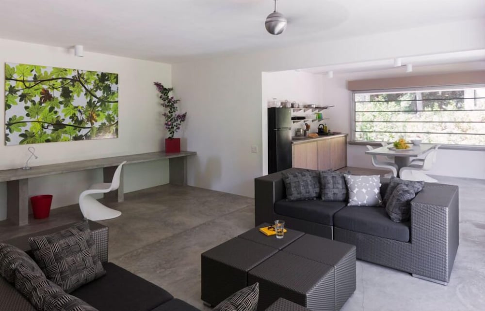 Hix Island House 16/50