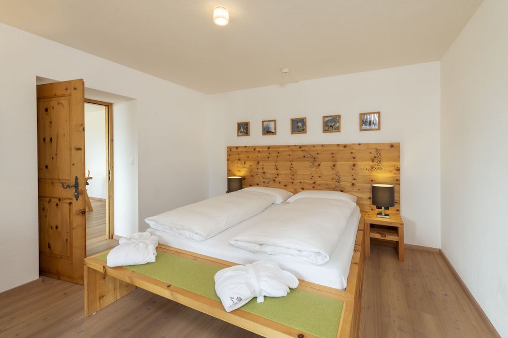 Lake, Suite, Queen Bed