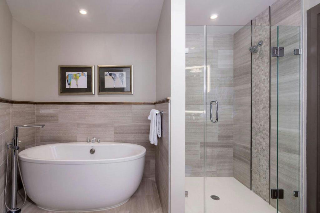 1 Bedroom, Atlas, Lake, Suite, King Bed, Golf Course View, Balcony, Top Floor, The Stella Hotel Autograph Collection 2/3