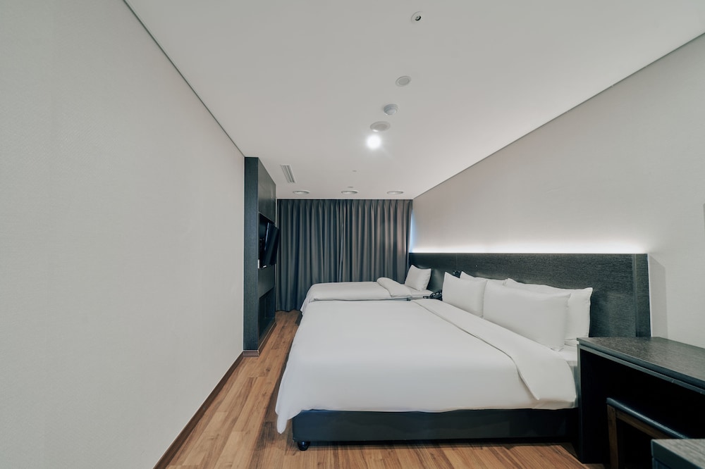 FAMILY, TWIN BEDS, NO VIEW