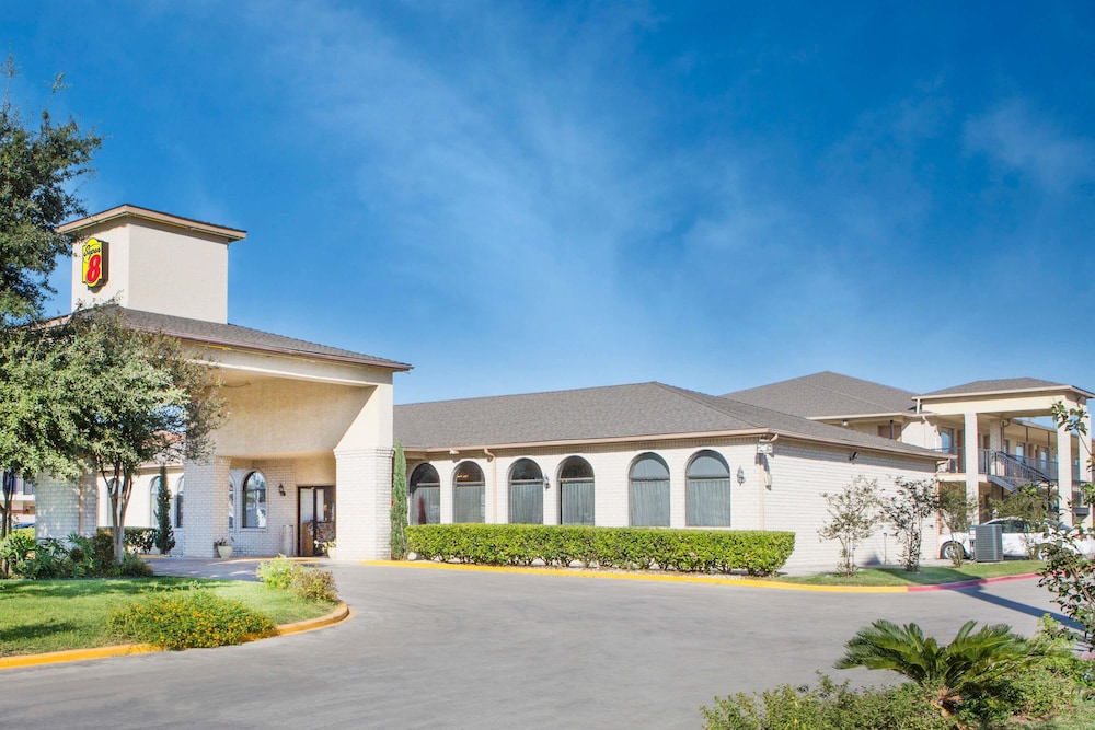 Super 8 By Wyndham San Antonio At I-10 3/25