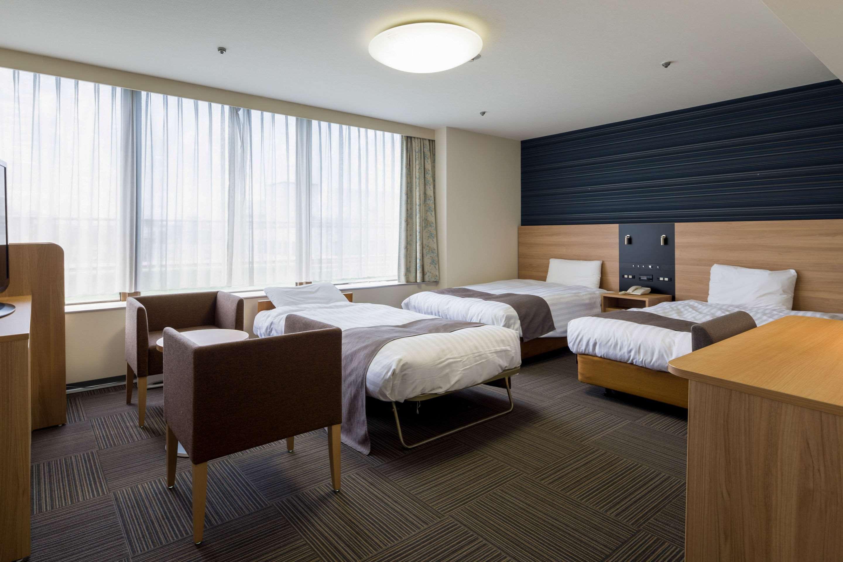 ROOM, 3 BEDS