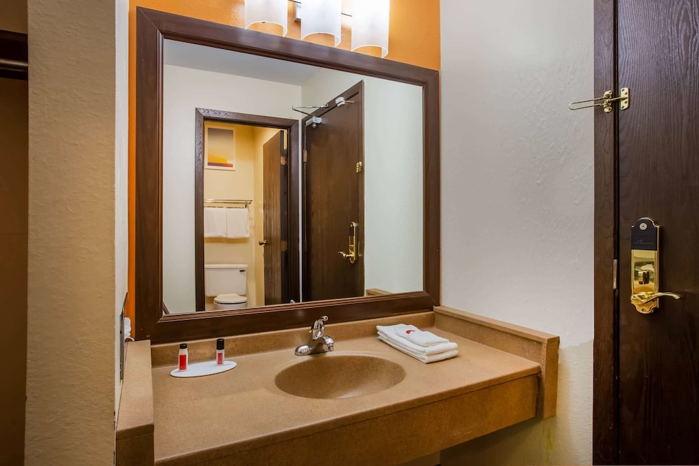 Days Inn & Suites by Wyndham Stevens Point 20/33