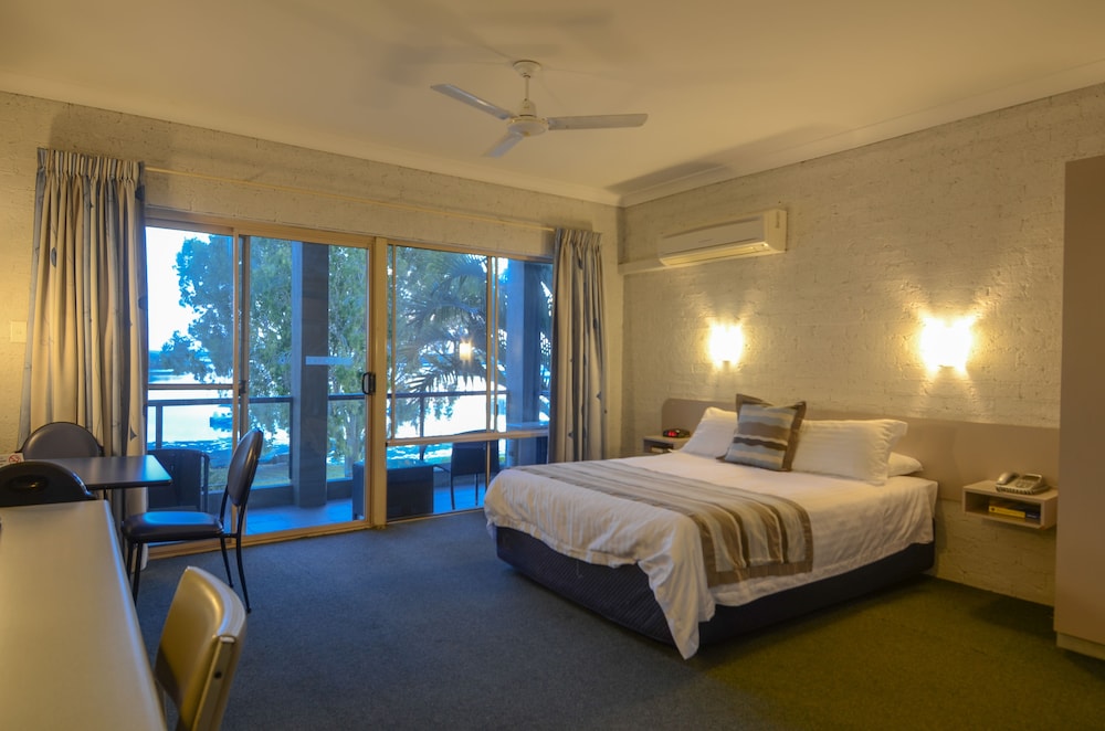 Moby Dick Waterfront Resort Motel 24/67