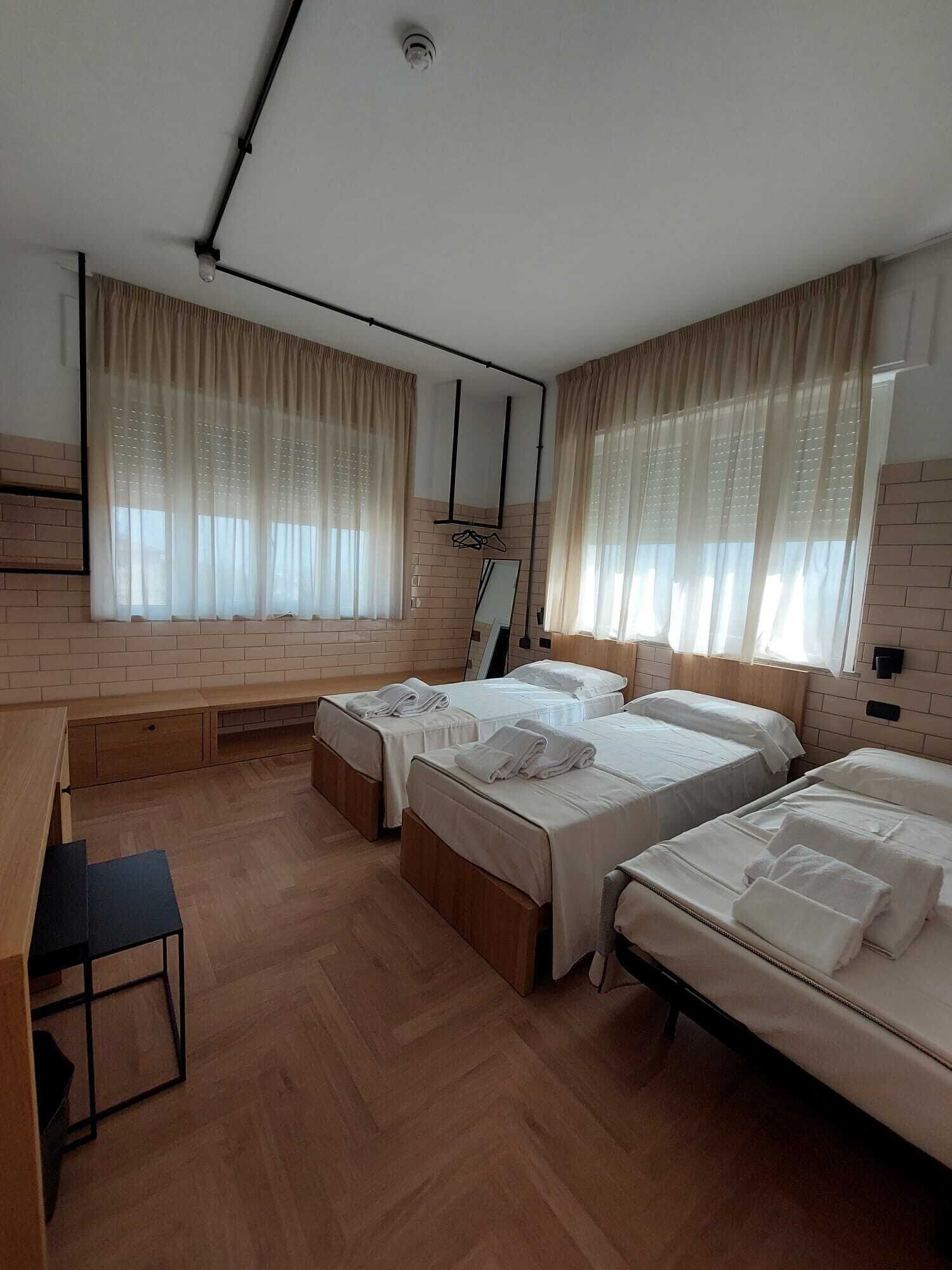 ROOM, QUADRUPLE