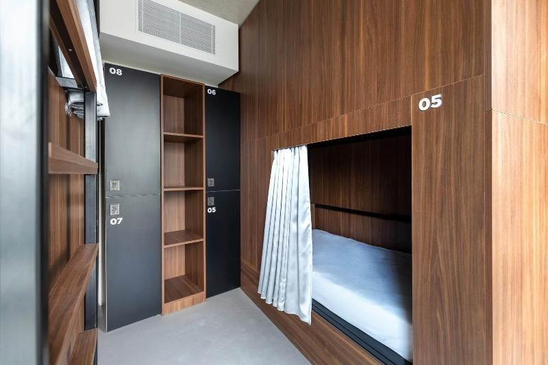 Female Dorm, 8 People