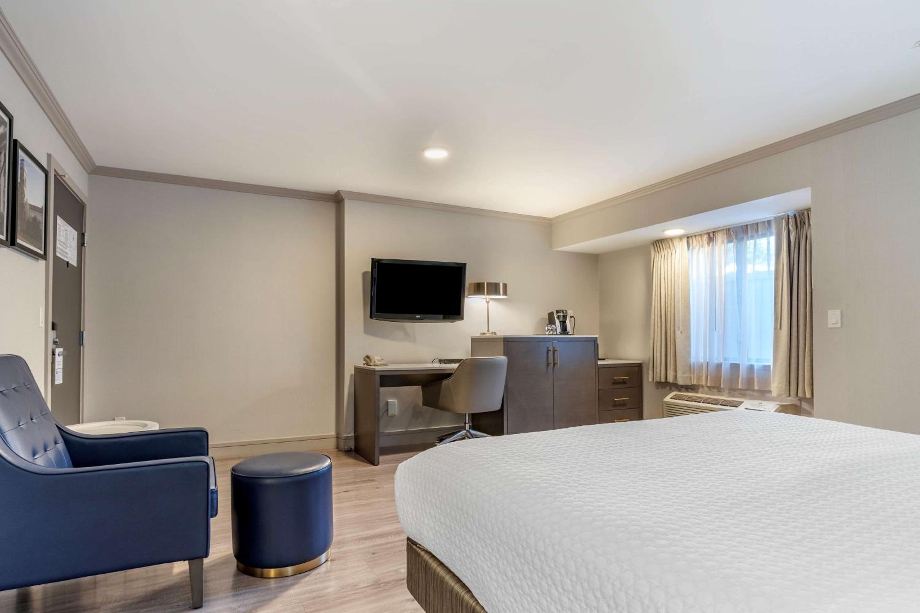 غرفة بسرير كينج بحوض استحمام، Best Western Plus Executive Suites 5/10