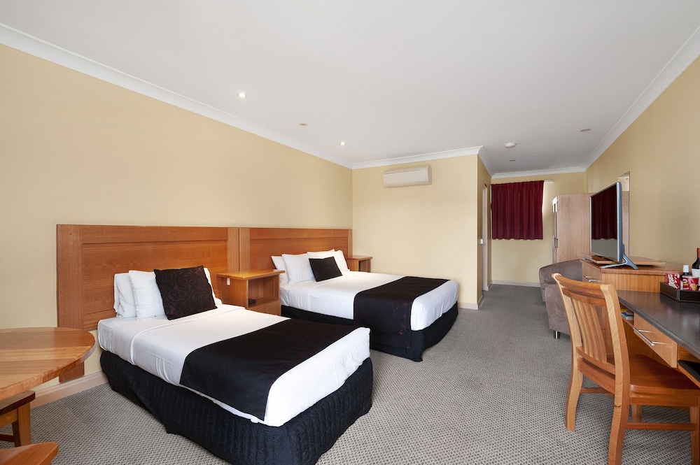 Sunseeker Motor Inn 12/66