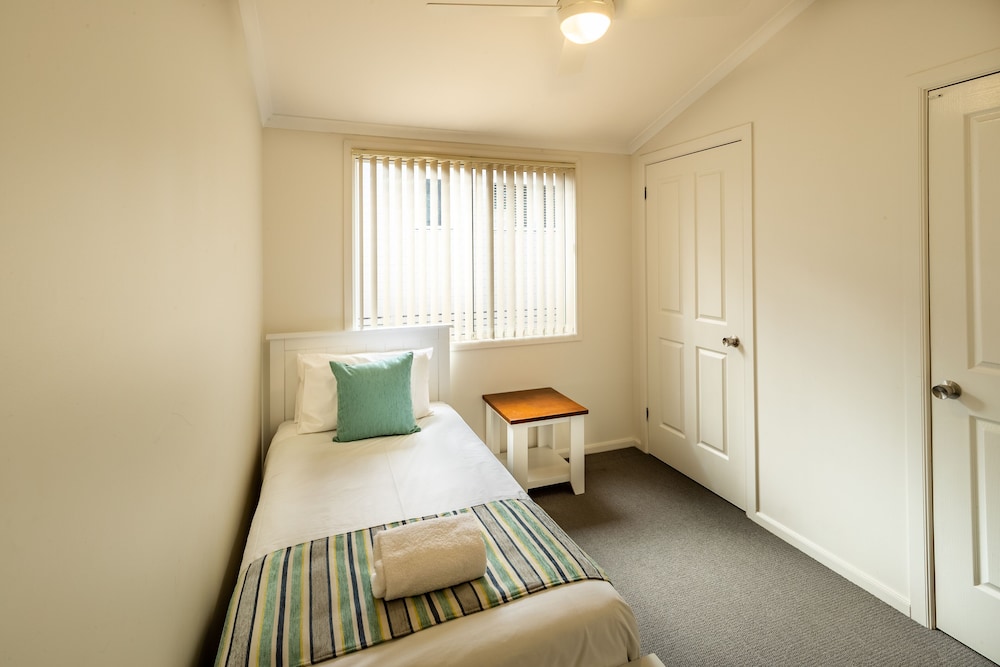 2 BEDROOMS, DELUXE, CABIN