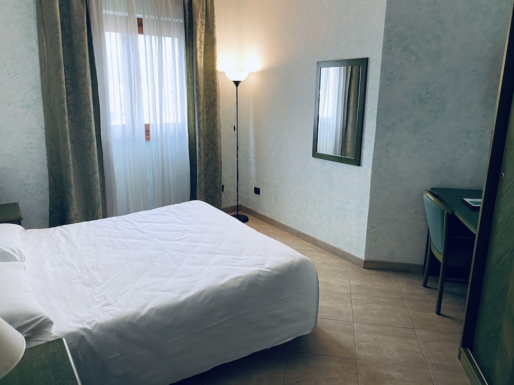 ROOM, DOUBLE BED