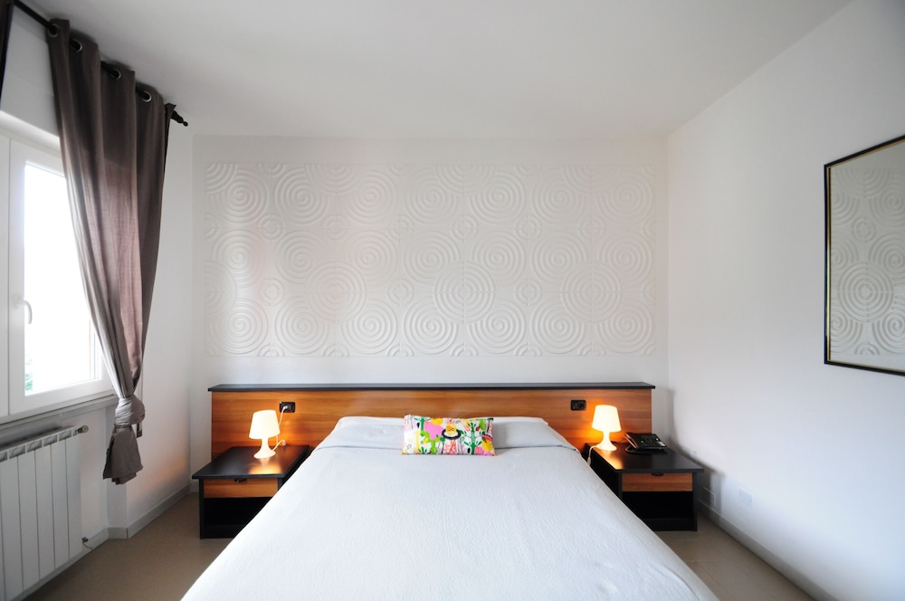 ROOM, SINGLE
