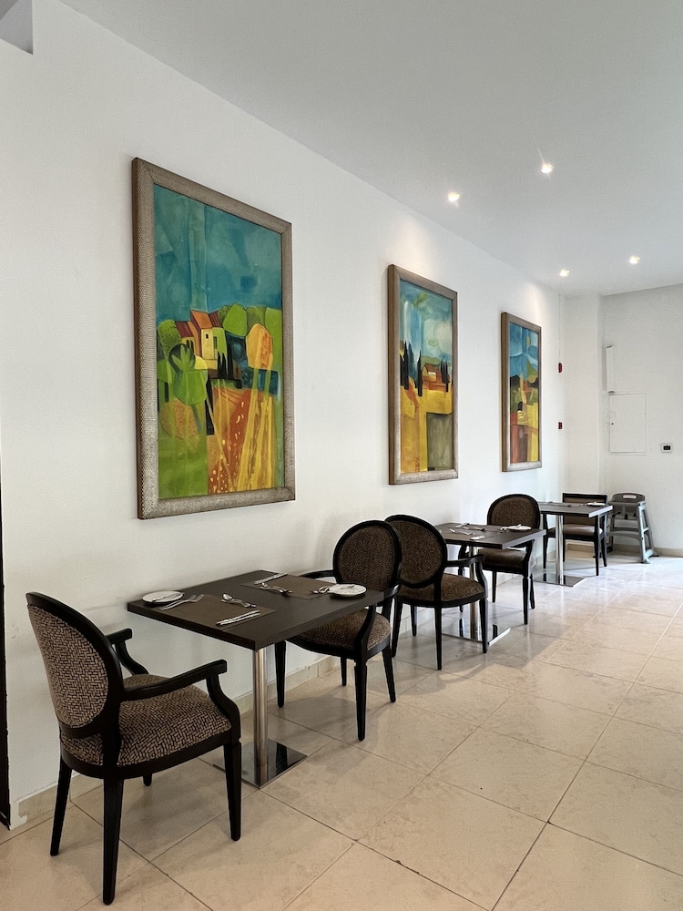 City Seasons Suites Dubai 51/60