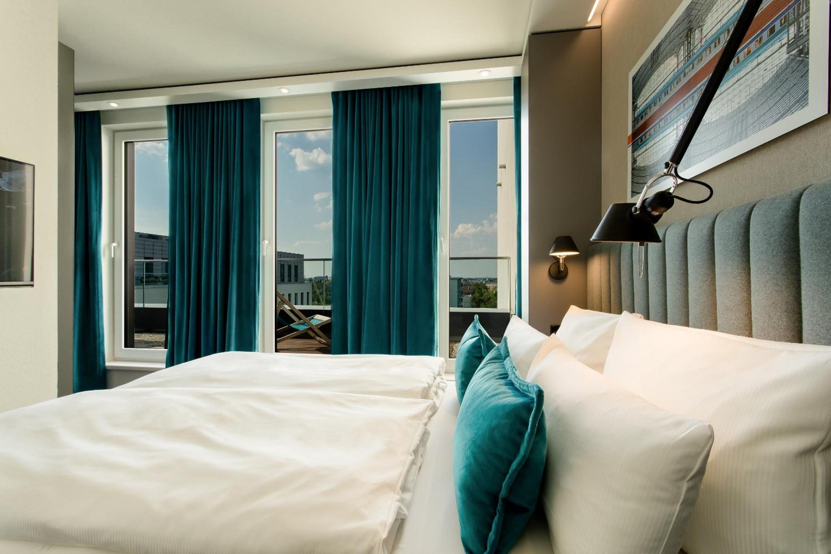 Superior, King Bed, Balcony, Hotel Motel One Berlin-Hauptbahnhof 5/9