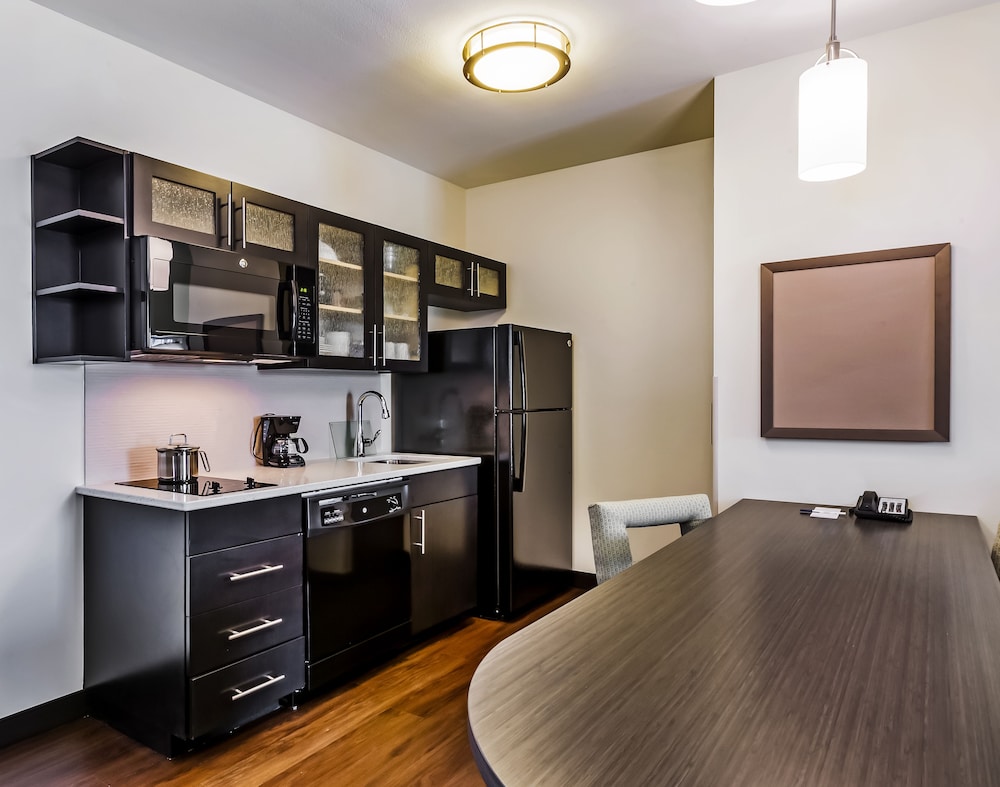 CANDLEWOOD SUITES LENEXA - OVERLAND PARK AREA 10/69