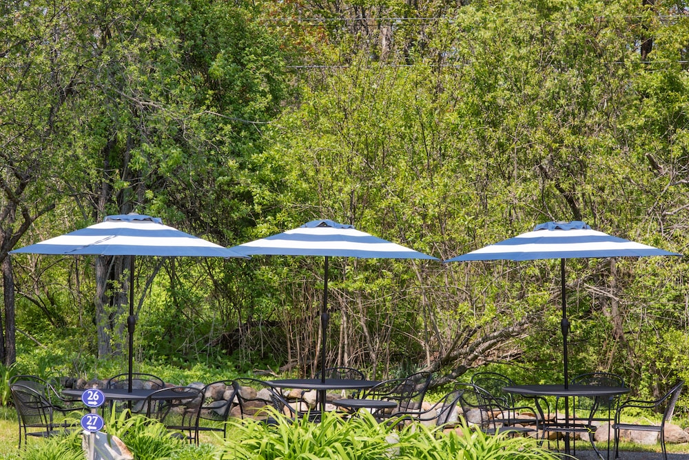 Glen Cove Inn and Suites 33/50