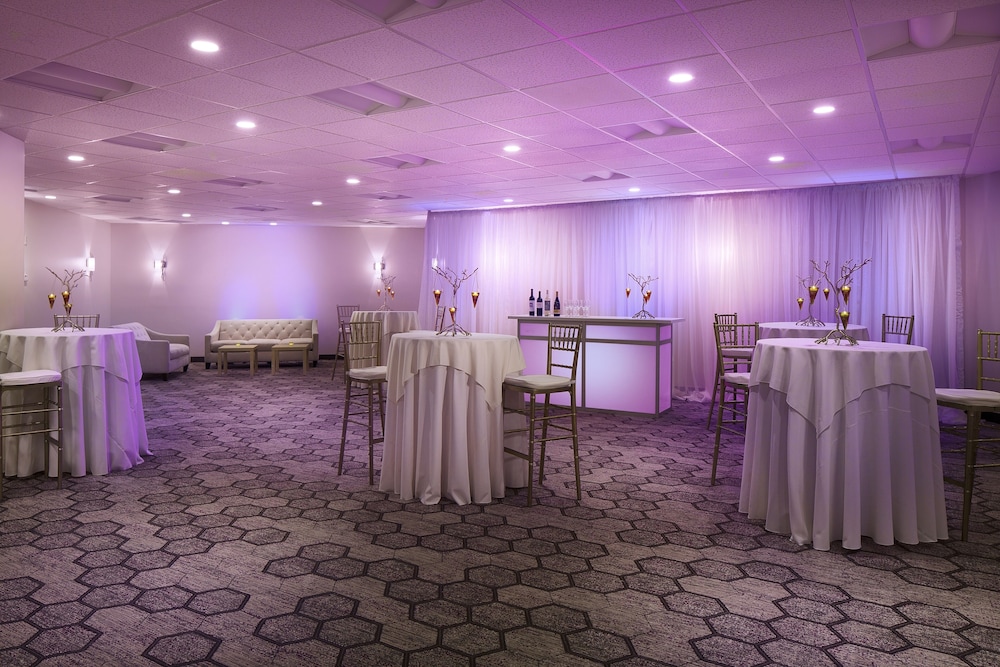 AC Hotel By Marriott Portland Lake Oswego 10/68