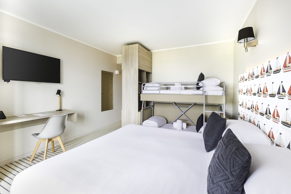 FAMILY, MULTIPLE BEDS